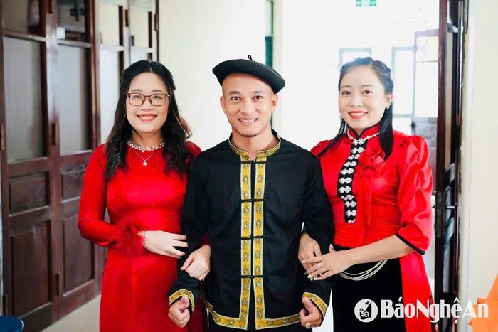 Chị Vân (ngoài cùng bên trái) cùng các thành viên đội văn nghệ của Công ty Thủy điện Bản Vẽ. Ảnh: NVCC