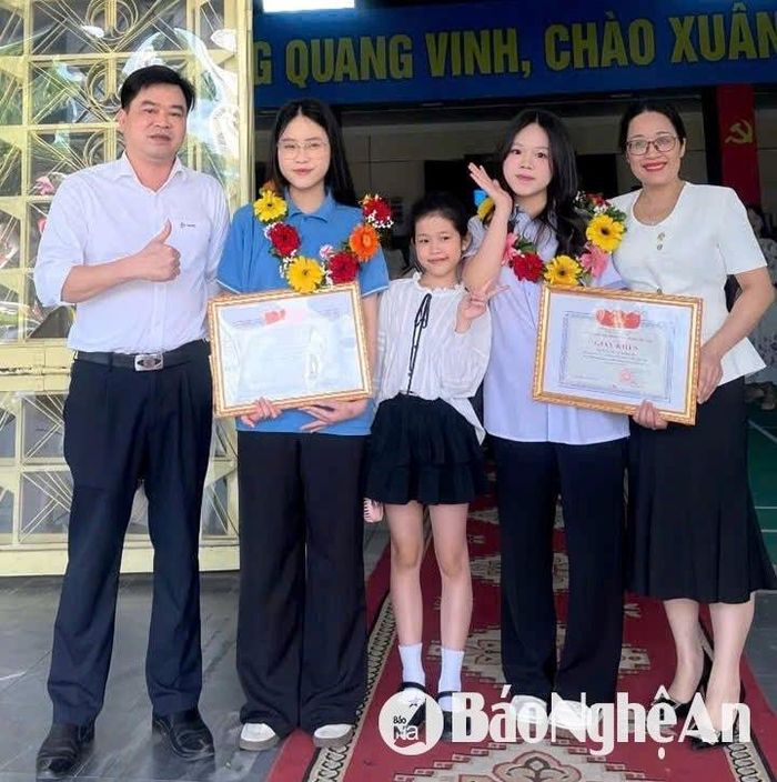 Chị Vân cùng gia đình nhỏ của mình. Ảnh: NVCC