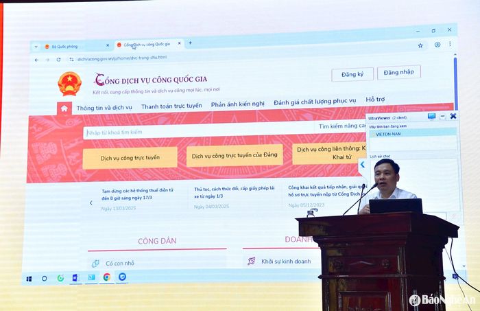 Báo cáo viên Cổng Thông tin điện tử UBND tỉnh giới thiệu nội dung tập huấn. Ảnh: Châu Khang
