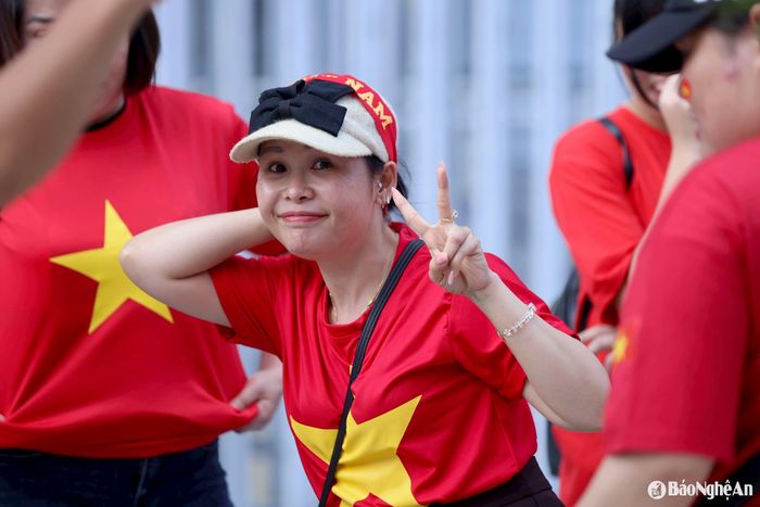 Những chiếc áo đỏ sao vàng, cờ Tổ quốc và cả những băng rôn khẩu hiệu cổ vũ đội tuyển xuất hiện khắp nơi. Ảnh: Hải Hoàng