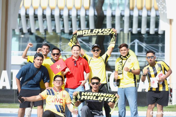 Ngay từ rất sớm, rất đông cổ động viên Việt Nam và Malaysia đã đổ về sân Bukit Jalil.Ảnh: Hải Hoàng