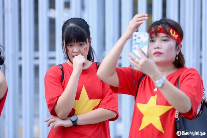 Những cổ động viên nhiệt thành, với áo đỏ sao vàng đến sân tiếp lửa cho thầy trò HLV Kim Sang-sik. Ảnh: Hải Hoàng