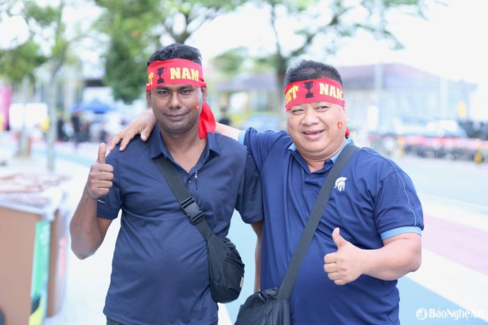 Anh Nguyễn Văn Vinh (quê ở Trà Vinh) làm nghề lái xe tại Malaysia, đã rủ người bạn của mình ở Bangladesh đi cổ vũ cùng. Ảnh: Hải Hoàng
