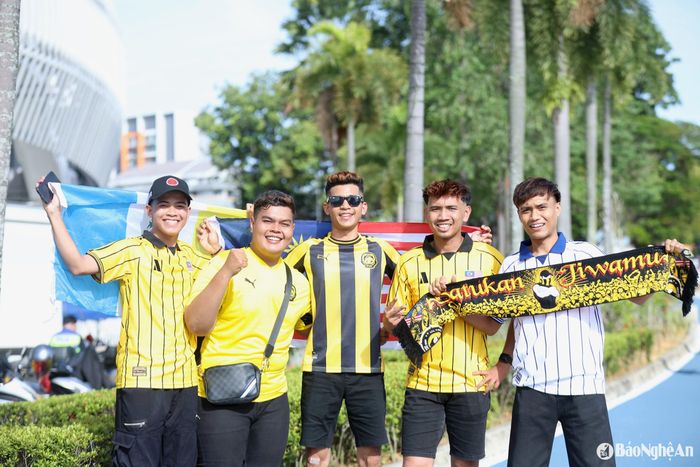 Một nhóm cổ động viên Malaysia cũng có mặt rất sớm. Ảnh: Hải Hoàng