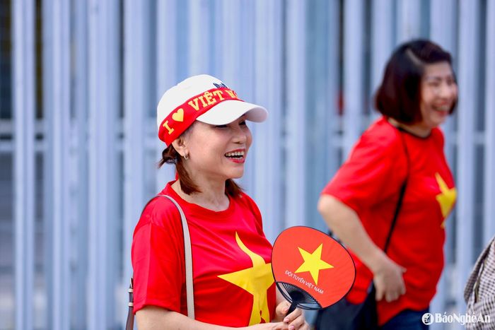 Chị Thu Đông, sinh sống và làm việc tại Malaysia hơn 13 năm. Dù gắn bó lâu năm với đất nước này, chị vẫn giữ trọn tình yêu dành cho đội tuyển quê hương. “Dù sao thì tinh thần dân tộc vẫn là trên hết. Tôi chúc Việt Nam chiến thắng 3-1", chị nói. Ảnh: Hải Hoàng