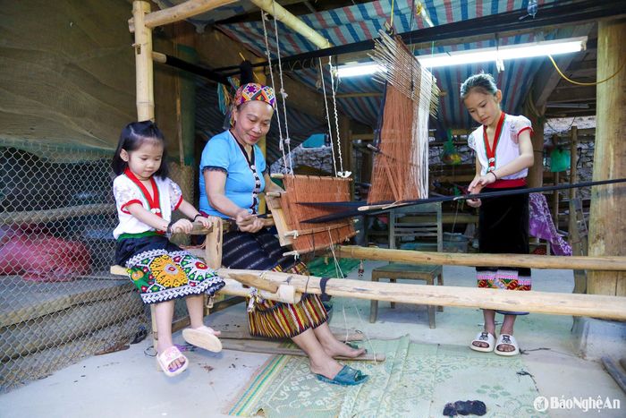 Đồng bào Thái ở Kỳ Sơn, Nghệ An truyền dạy nghề dệt thổ cẩm. Ảnh tư liệu: Đình Tuyên