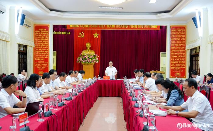 Đồng chí Nguyễn Đức Trung - Bí thư Tỉnh ủy chủ trì phiên họp của Ban Thường vụ Tỉnh ủy. Ảnh: Phạm Bằng