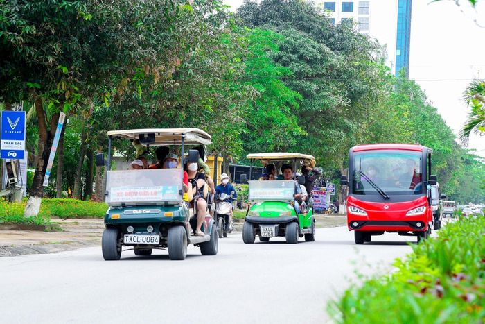Xe điện chở du khách tham quan, trải nghiệm du lịch biển Cửa Lò. Ảnh tư liệu Đình Tuyên