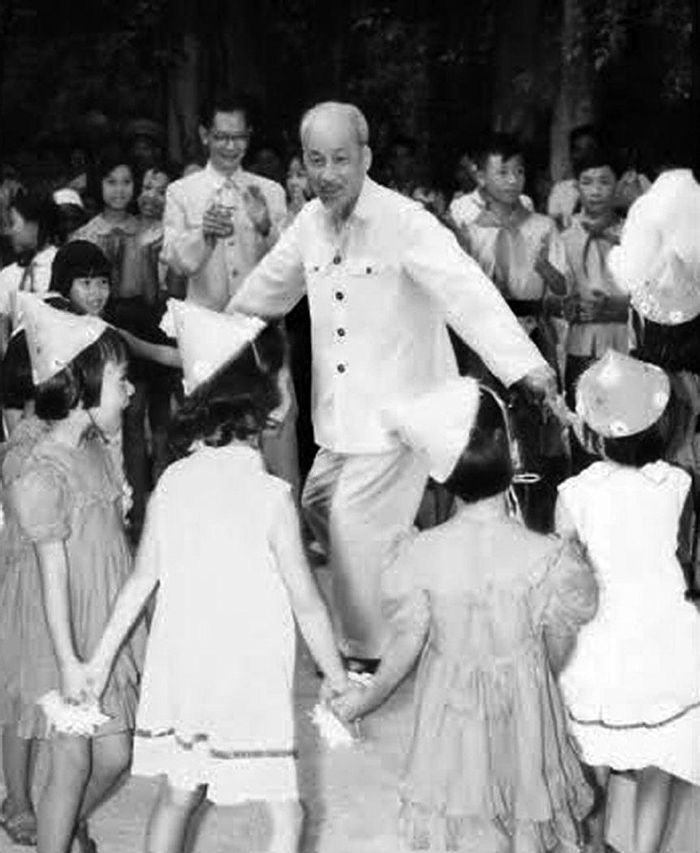 Bác Hồ với các cháu thiếu nhi (ảnh đăng trên Báo Nhân Dân ngày 2/2/1965).