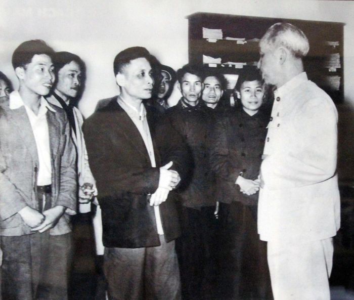 Bác Hồ thăm, chúc Tết cán bộ, phóng viên Báo Nhân Dân, năm 1957. Ảnh Tư liệu