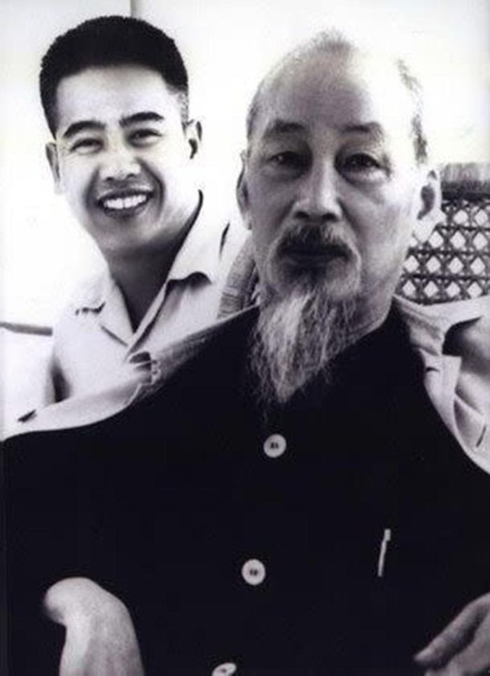 Đồng chí Vũ Kỳ và Bác Hồ tháng 9/1960. Ảnh tư liệu