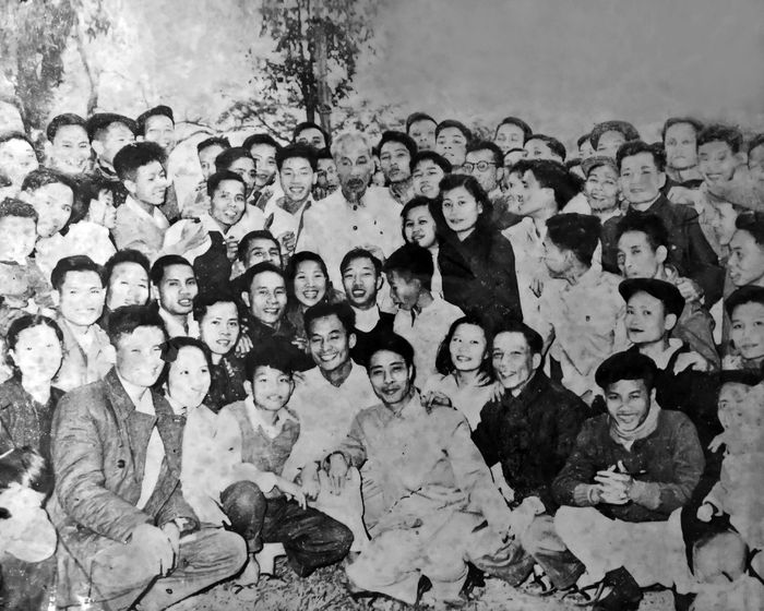 Bác Hồ với cán bộ, phóng viên Báo Nhân Dân, năm 1957. Ảnh Tư liệu