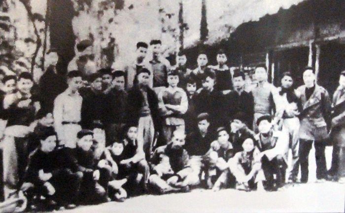 Bác Hồ với cán bộ, phóng viên Báo Sự Thật, tiền thân của Báo Nhân Dân, năm 1951. Ảnh Tư liệu