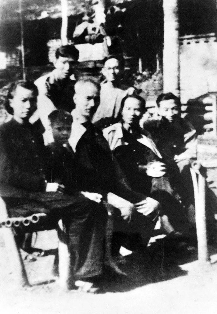 Bác Hồ với cán bộ, phóng viên Báo Sự Thật, tiền thân của Báo Nhân Dân, năm 1947. Ảnh Tư liệu