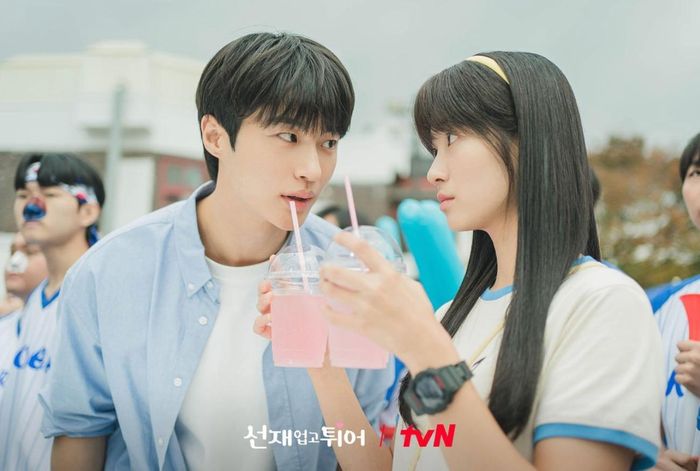 Chuyện tình xuyên thời gian trong “Cõng anh mà chạy” gây sốt năm 2024. Ảnh: Nhà sản xuất tvN