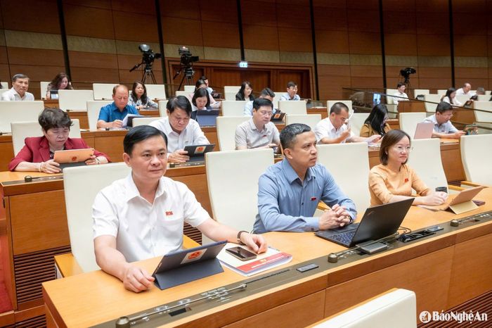 Các vị ĐBQH đoàn Nghệ An trong phiên làm việc sáng 11/6. Ảnh: Nam An