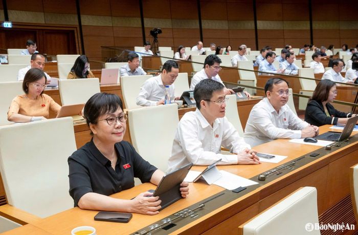 Các vị ĐBQH đoàn Nghệ An trong phiên làm việc sáng 11/6. Ảnh: Nam An
