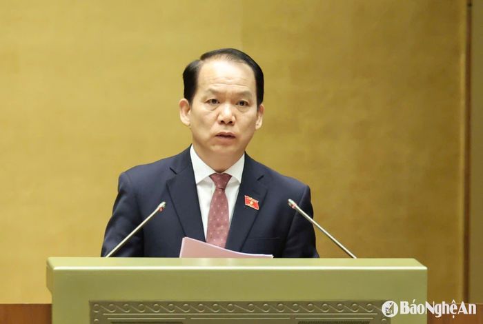 Chủ nhiệm Ủy ban Pháp luật và Tư pháp của Quốc hội Hoàng Thanh Tùng trình báo cáo thẩm tra về việc sắp xếp đơn vị hành chính cấp tỉnh năm 2025. Ảnh: Nam An