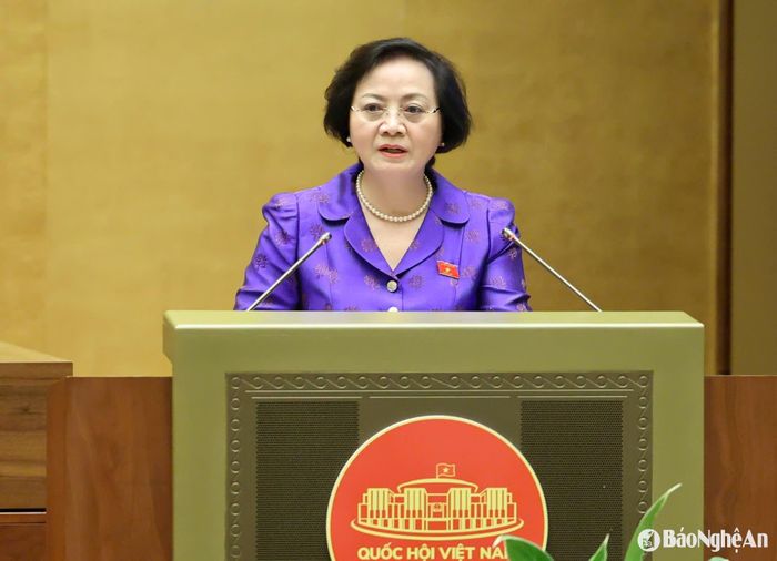 Bộ trưởng Bộ Nội vụ Nguyễn Thị Thanh Trà trình bày Tờ trình về việc sắp xếp đơn vị hành chính cấp tỉnh năm 2025. Ảnh: Nam An