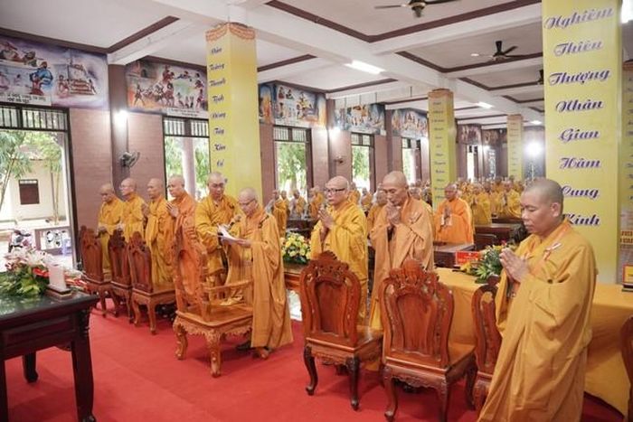 Hòa thượng Thích Hạnh Thể dâng lời tri ân Trưởng lão Hòa thượng Chứng minh