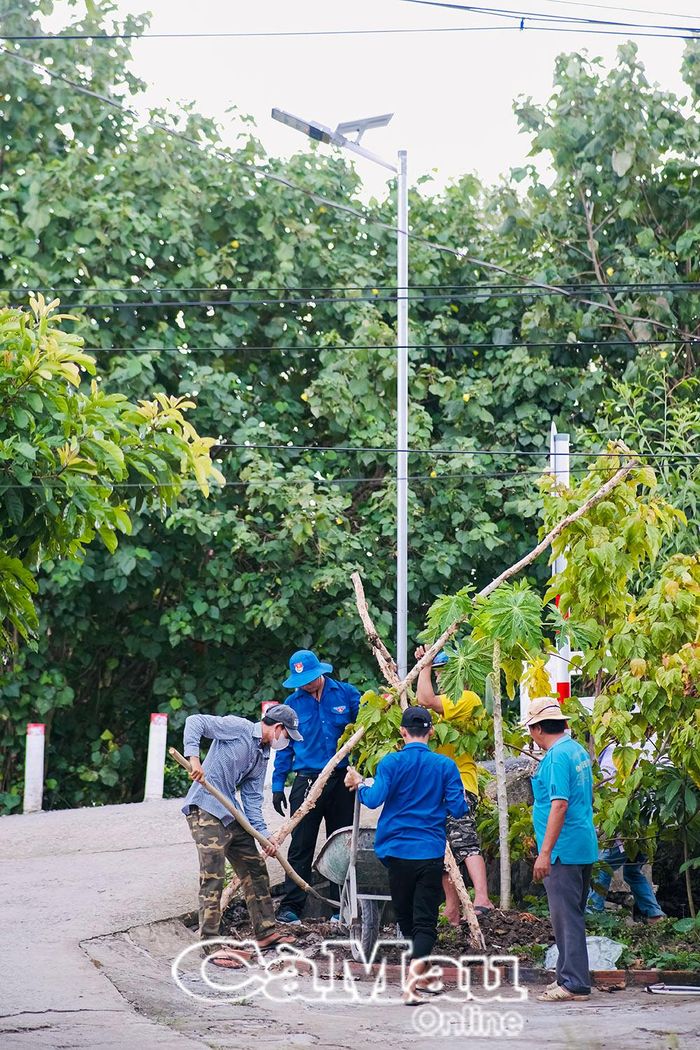 Tại Ấp 10, xã Thới Bình, cách vài chục mét sẽ có 1 trụ đèn đảm bảo ánh sáng, giúp người dân lưu thông an toàn.