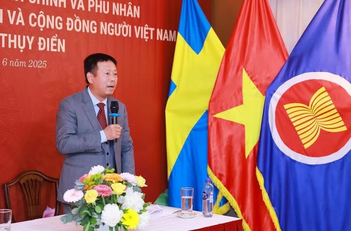Đại sứ Việt Nam tại Thụy Điển Trần Văn Tuấn báo cáo tình hình cộng đồng người Việt Nam tại Thụy Điển. Ảnh: Dương Giang-TTXVN