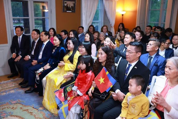 Đại diện các bộ, ngành và cộng đồng người Việt Nam tại Thụy Điển tham dự buổi gặp. Ảnh: Dương Giang-TTXVN