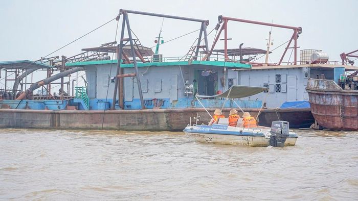 Lực lượng chức năng kiểm tra an toàn phương tiện trên sông Hồng. Ảnh: TTXVN phát