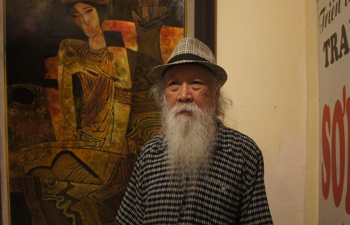 Họa sĩ Nguyễn Quang Hải tại bảo tàng mang tên ông.