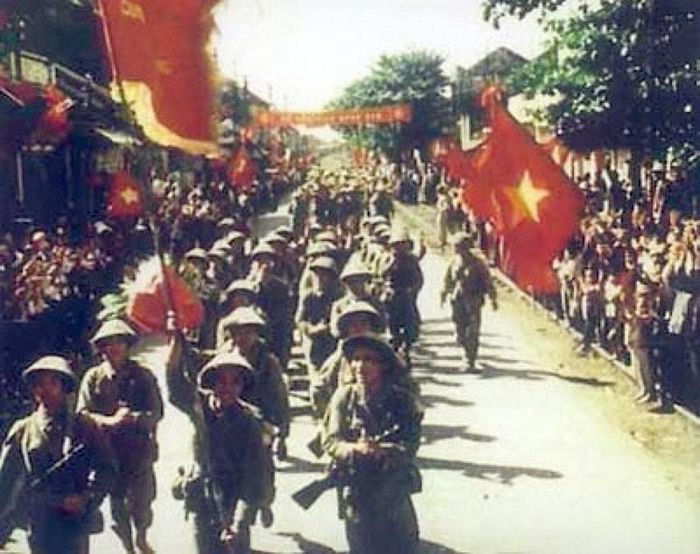 Hình ảnh bộ đội tiến vào tiếp quản Thủ đô ngày 10-10-1954 trong bộ phim tài liệu "Việt Nam" của Roman Karmen.