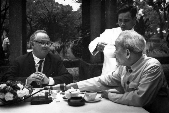 Nhà báo Burchett (bên trái) phỏng vấn Bác Hồ (năm 1964).