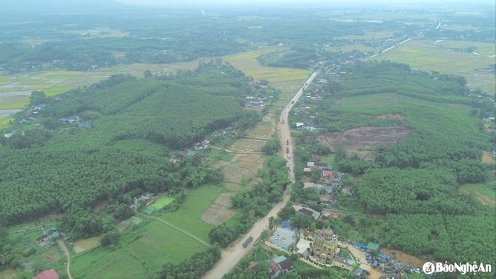 Một đoạn QL7 qua xã Mỹ Thành chưa xong GPMB. Ảnh: Tiến Đông