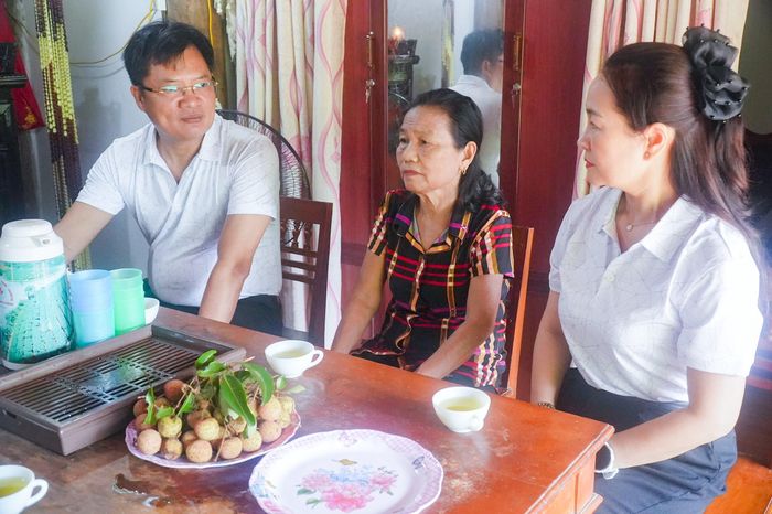 Đoàn công tác Báo Nghệ An trò chuyện, thăm hỏi và trao quà tri ân thân nhân liệt sĩ, nhà báo Đặng Loan. Ảnh: Tùng Linh