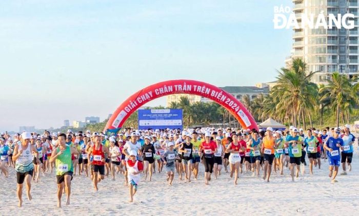 Giải "Chạy chân trần trên biển 2024" thu hút gần 1.000 vận động viên tham gia.