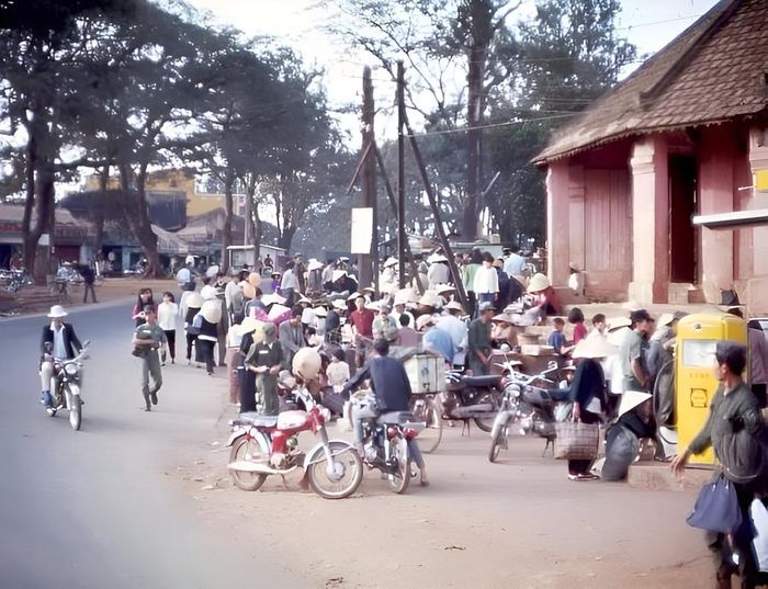  Cây xăng và chợ trời Diệp Kính ngày xưa. 