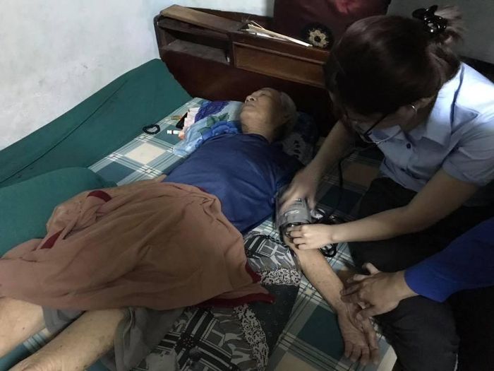Bác sĩ thăm khám cho bệnh nhân tại nhà