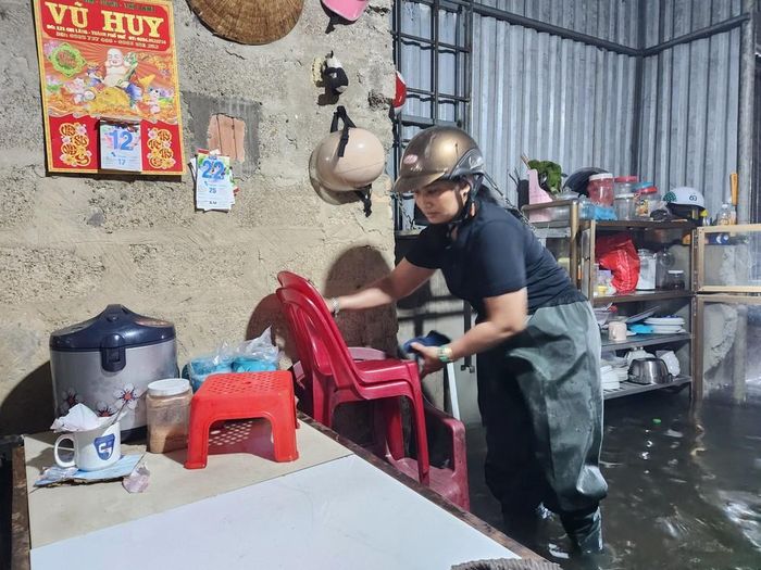 Người dân kê cao đồ đạc, tránh ảnh hưởng mưa lụt