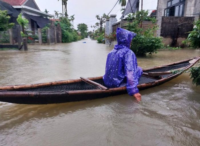 Ngập lụt gây khó khăn trong việc đi lại của người dân