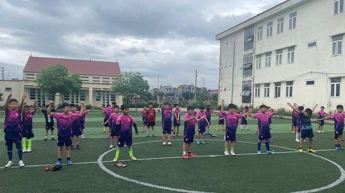  Học sinh Trường Tiểu học Trí Yên (Việt Yên, Bắc Giang) tham gia câu lạc bộ bóng đá. Ảnh: NT 
