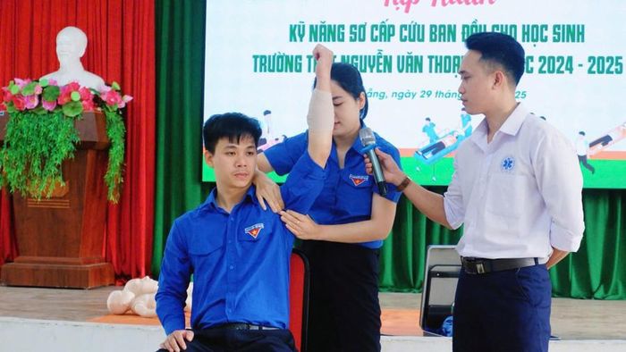  Lớp học kỹ năng Sơ cấp cứu ban đầu cho học sinh của Trường THPT Nguyễn Văn Thoại. 