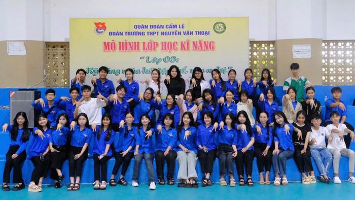  Đoàn viên, thanh niên Trường THPT Nguyễn Văn Thoại tham gia lớp kỹ năng múa, kể chuyện, biểu diễn văn nghệ do Đoàn trường tổ chức. 