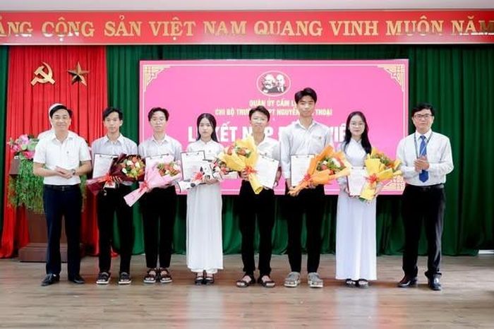  Lễ kết nạp Đảng viên là đoàn viên học sinh của Trường THPT Nguyễn Văn Thoại. 