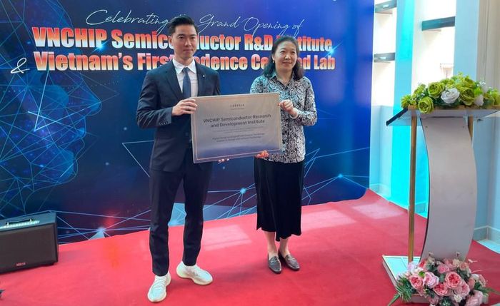  Lục Đức Trí (trái) và đại diện hãng Cadence thực hiện nghi thức hợp tác đào tạo nhân lực vi mạch. 