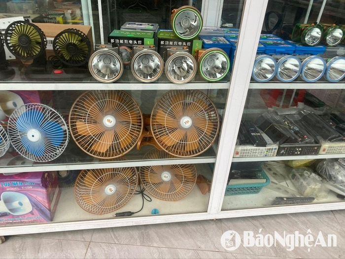 Nhiều mặt hàng ở huyện Diễn Châu tiểu thương ưu tiên nhận tiền mặt từ khách hàng. Ảnh: Hải An