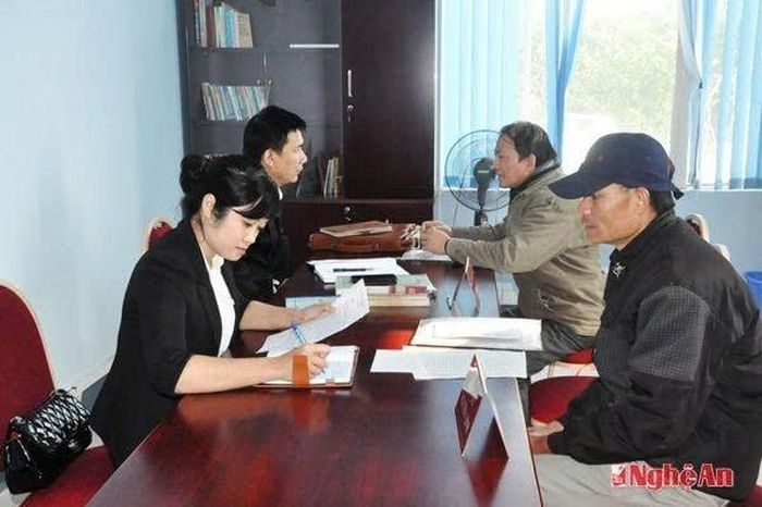 Tiến sĩ - Luật sư Nguyễn Trọng Hải tham gia tư vấn pháp luật cho người dân tại Báo Nghệ An. Ảnh: Tư liệu 