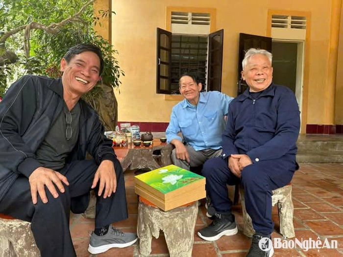 Ông Thành với các cán bộ hưu trí, nguyên lãnh đạo Báo Nghệ An. Ảnh: NVCC
