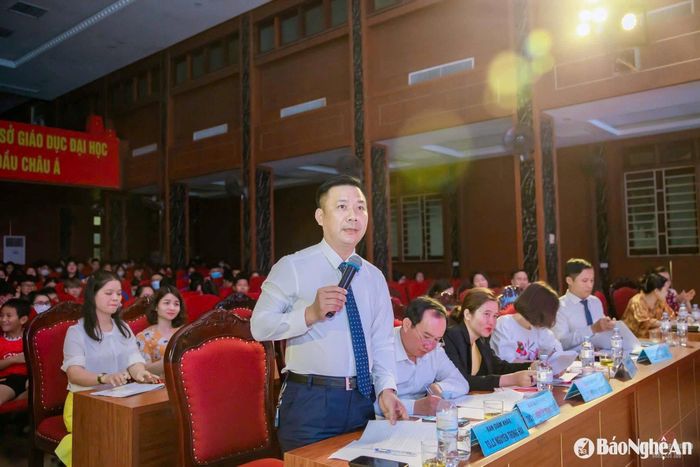 Tiến sĩ, Luật sư Trọng Hải làm giám khảo tại một cuộc thi dành cho các bạn trẻ. Ảnh: NVCC