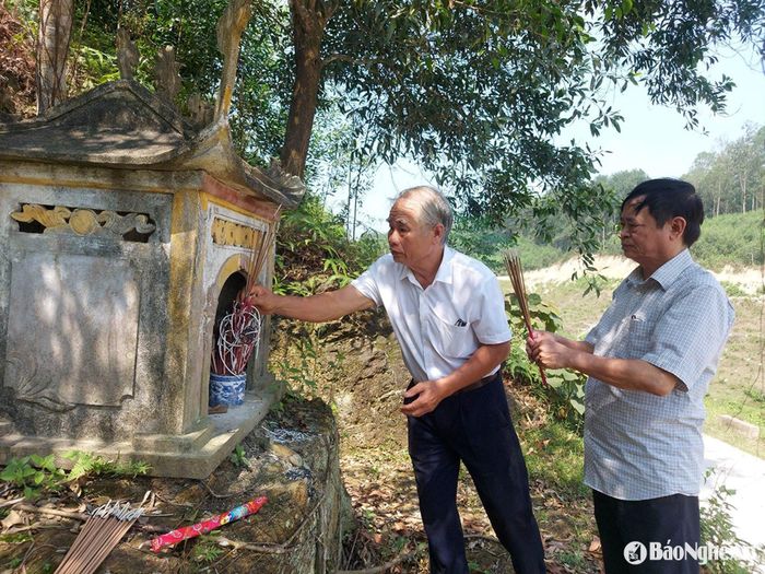 Ông Đặng Anh Dũng (bên phải), trong một lần đi công tác cùng P.V Báo Nghệ An lên cống Hiệp Hòa (Đô Lương).