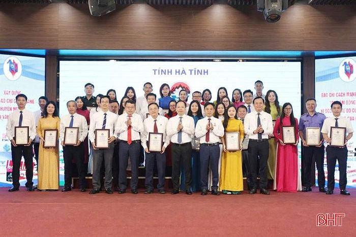  Lãnh đạo tỉnh chụp ảnh lưu niệm cùng các tác giả, nhóm tác giả đạt Giải Báo chí Trần Phú. 
