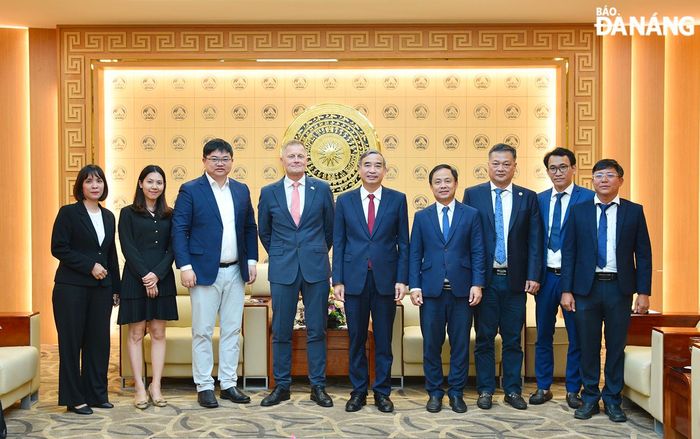 Lãnh đạo thành phố chụp ảnh lưu niệm cùng Đại sứ Nicolai Prytz. Ảnh: T.PHƯƠNG